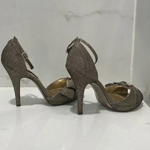 Sparkly Gold and Black Pumps - Picture 9 of 10